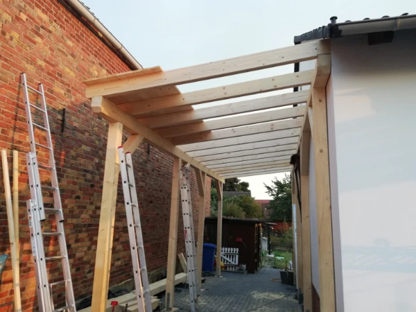 Carport mit Holzkonstruktion